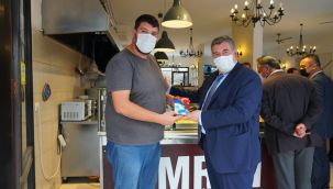 Başkan Oran bayrak dağıttı