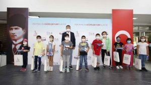 Bayraklı'da öğrencilere tablet dağıtımına başlandı