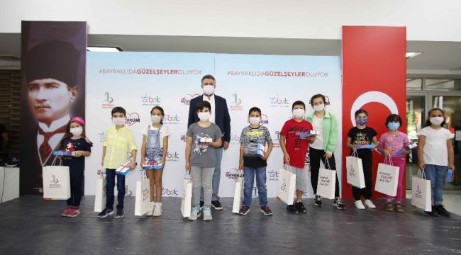 Bayraklı'da öğrencilere tablet dağıtımına başlandı