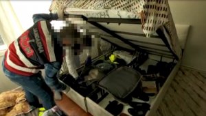 Baza altından uyuşturucu fışkırdı