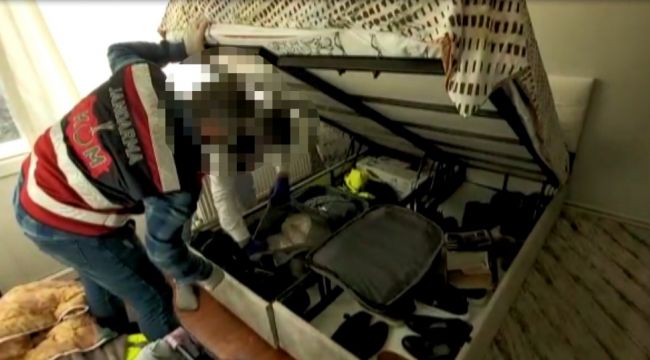 Baza altından uyuşturucu fışkırdı