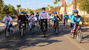 Belediye başkanı şampiyon sporcularla pedal çevirdi