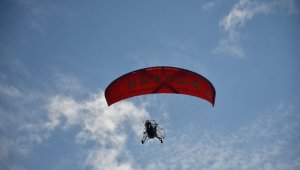 Bursa'da engelli öğrenciler 29 Ekim'i gökyüzünde uçarak kutladı