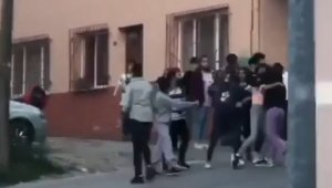 Bursa'da liseli kızların erkek kavgası kamerada