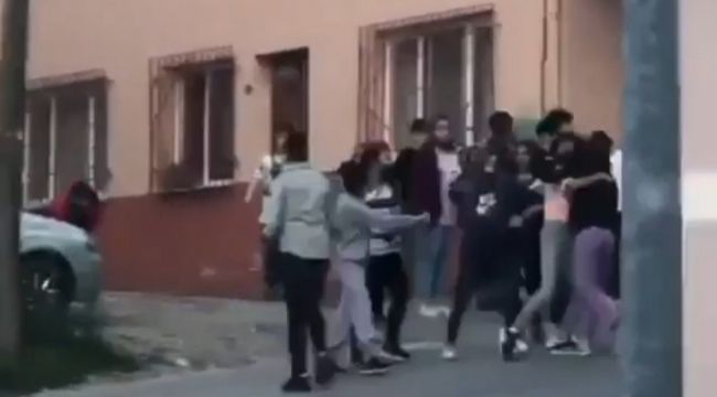 Bursa'da liseli kızların erkek kavgası kamerada