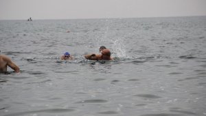 Cumhuriyet Bayramı'nı yüzerek kutladılar