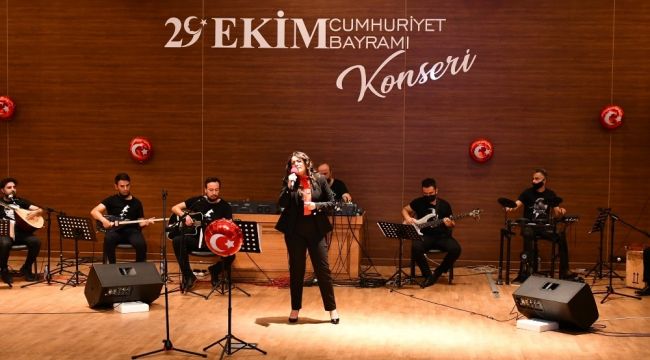 Cumhuriyet konserini KARDEMİR işçileri verdi