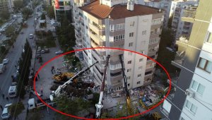 Depreme dayanamayan binaları iş makinaları ayakta tutuyor