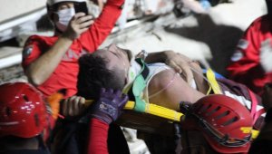 Enkazdaki anne ölü, oğlu yaralı çıkarıldı