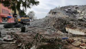 Erdek'te eski öğretmenevi yıkılıyor