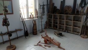 Eşinin vasiyetini yerine getirerek köye müze kurdu