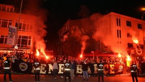 Fenerbahçeli futbolcular galibiyeti taraftarıyla kutladı