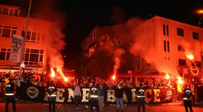 Fenerbahçeli futbolcular galibiyeti taraftarıyla kutladı