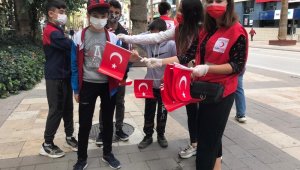Genç Kızılay üyeleri 5 bin adet Türk bayrağı dağıttı