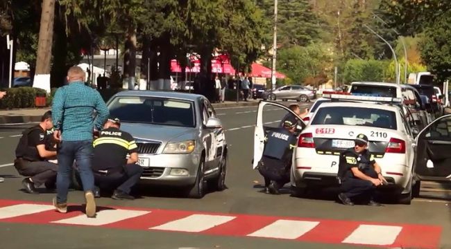 Gürcistan'da bankadaki rehine krizi büyüyor