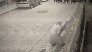 Hain! Bayrağı yerinden söktü, attı