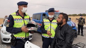 Hediye edilen kaskı başına değil koluna taktı