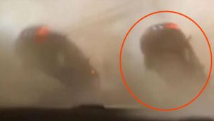 Hortum arabayı böyle kaldırdı