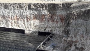 Hükumet konağı inşaatında toprak kaydı: 1 yaralı