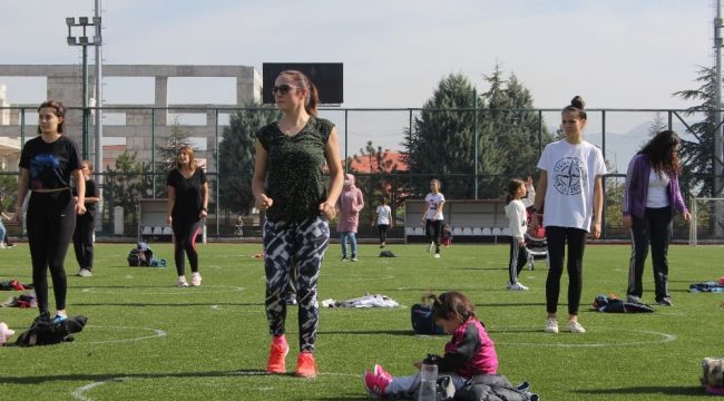 Isparta'da anne ve kızları zumba ile coştu