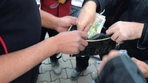 İtfaiye eri, enkazda bulduğu altınları polise teslim etti