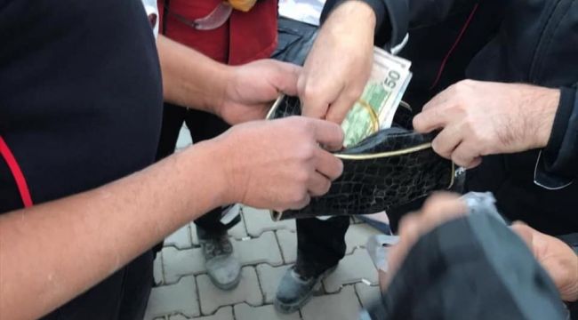 İtfaiye eri, enkazda bulduğu altınları polise teslim etti