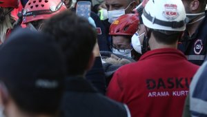 İzmir'de 23 saat sonra enkaz altında 5 kişilik aileden 4'ü çıkarıldı