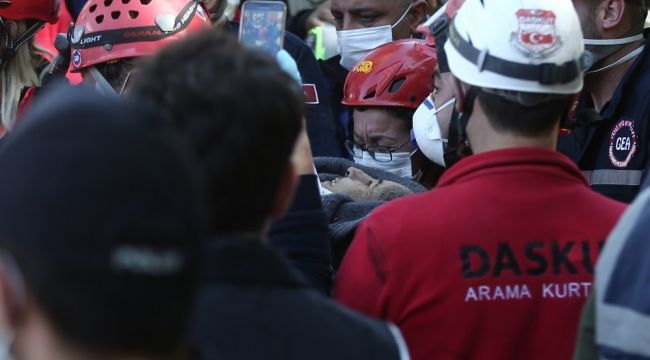 İzmir'de 23 saat sonra enkaz altında 5 kişilik aileden 4'ü çıkarıldı