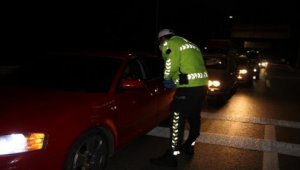 İzmir'e gitmekte ısrar eden sürücüler kente girişleri tıkadı