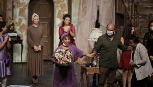 Kadife Çiçekleri oyunu seyirciyle buluştu