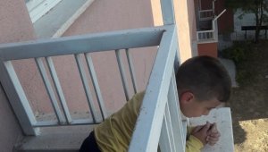 Kafası balkon korkuluklarına sıkışan çocuğu itfaiye kurtardı