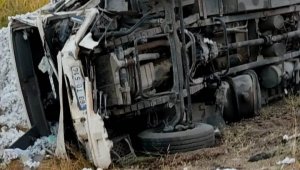 Kamyonlar kafa kafaya çarpıştı: 3 ölü, 1 yaralı