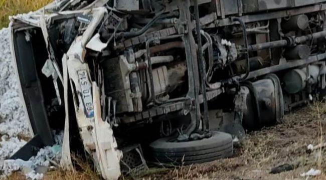 Kamyonlar kafa kafaya çarpıştı: 3 ölü, 1 yaralı