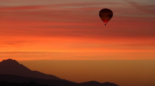 Kapadokya'da balonların gökyüzünde muhteşem dansı