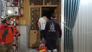 Karantinadaki oğlu ve gelininin ziyaretine gidemediği adam evinde ölü bulundu