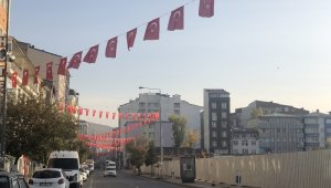 Kars'ta caddeler bayraklarla donatıldı