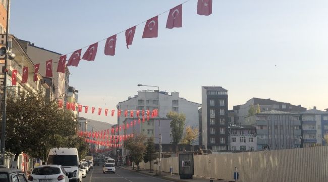 Kars'ta caddeler bayraklarla donatıldı
