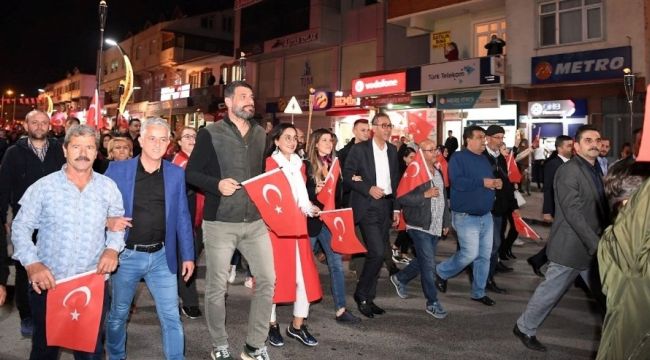 Kartepe'de Cumhuriyet Bayramı'na özel fener alayı