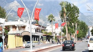 Kemer Türk bayraklarıyla süslendi