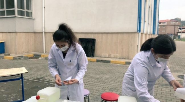 Lise öğrencileri temizlik malzemesi üretiyor