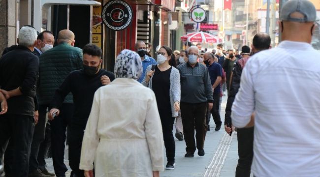 Maske takan gençten maske takmayan gençlere tepki