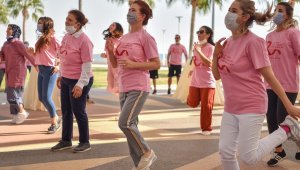 Meme kanserine 'pembe tişörtle' dikkat çektiler