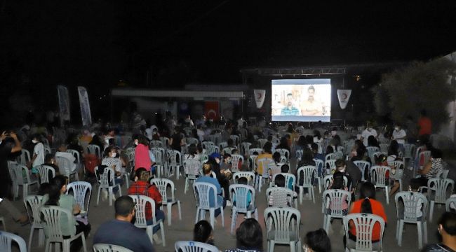 Mersin'de anne ve çocukları için yazlık sinema etkinliği