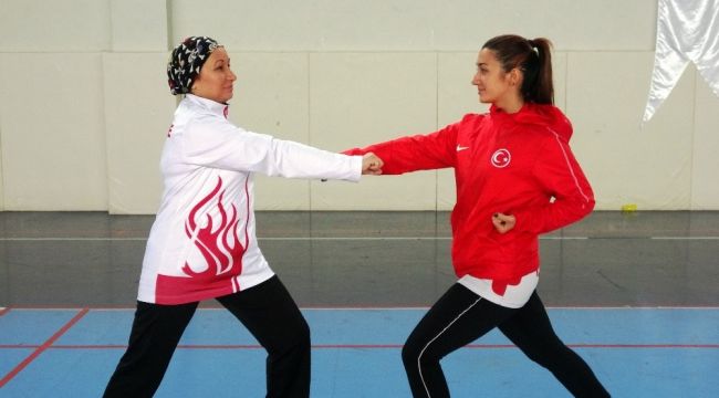 Milli sporcu olan anne ile kızı aynı fakültede eğitim görüyor