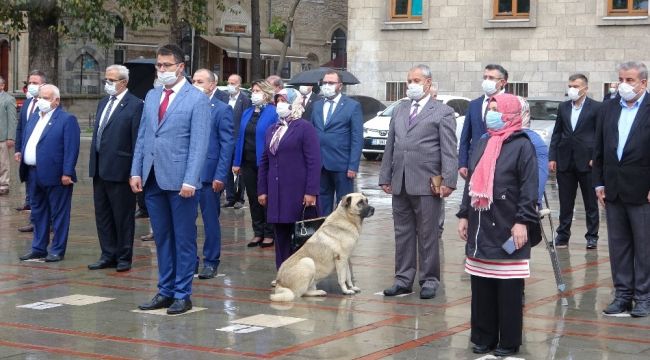 Muhtarların saygı duruşuna eşlik eden sokak köpeği gülümsetti