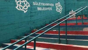 O ilçede merdivenler renkleniyor