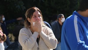 Öldüğünü sandığı kuşu kurtarılınca gözyaşı döktü