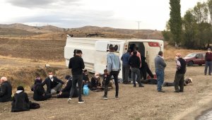 Otobüs devrildi: 17 yaralı