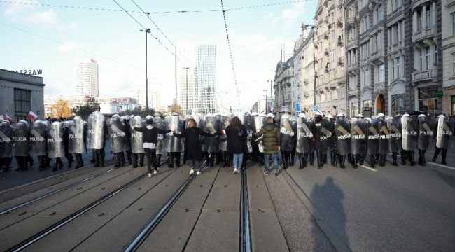 Polonya'da Covid-19 önlemleri karşıtı protestoda 120 gözaltı