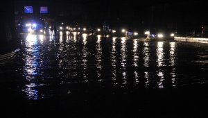 Sel sularıyla dolan D-100'de uzun araç kuyrukları oluştu